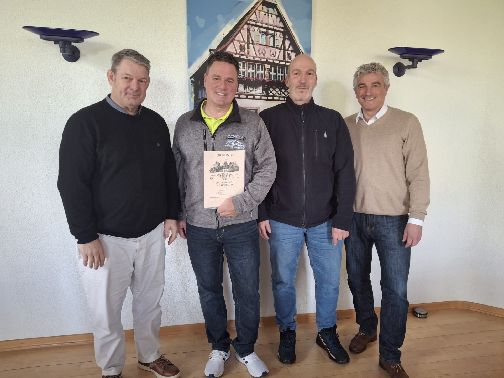 Bild von Gratulanten und dem Jubilar