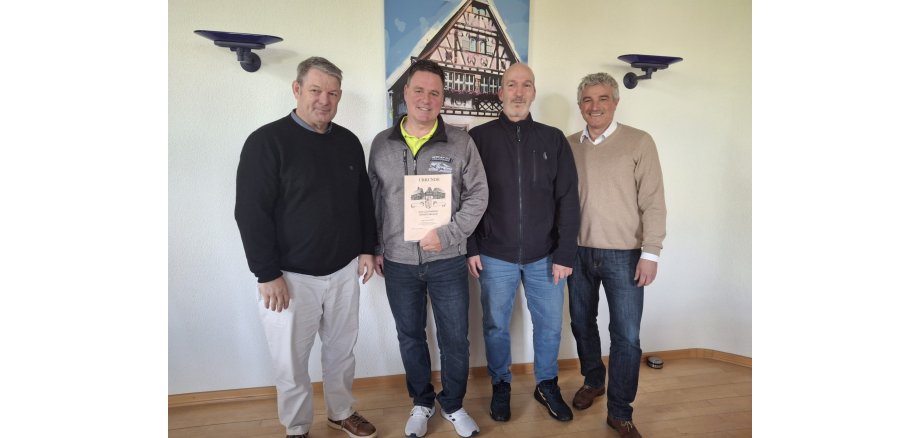 Bild von Gratulanten und dem Jubilar