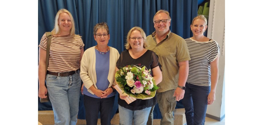 v.l.n.r. Karen Mättner (Personalrat), Ute Kroiß (Erste Beigeordnete), Mandy Vollrath-Kinzel (Jubilarin), Carsten Loos (Fachbereichsleiter KiTa), Andrea Ruckelshaußen (KiTa Platanenstraße Leitungsteam) 