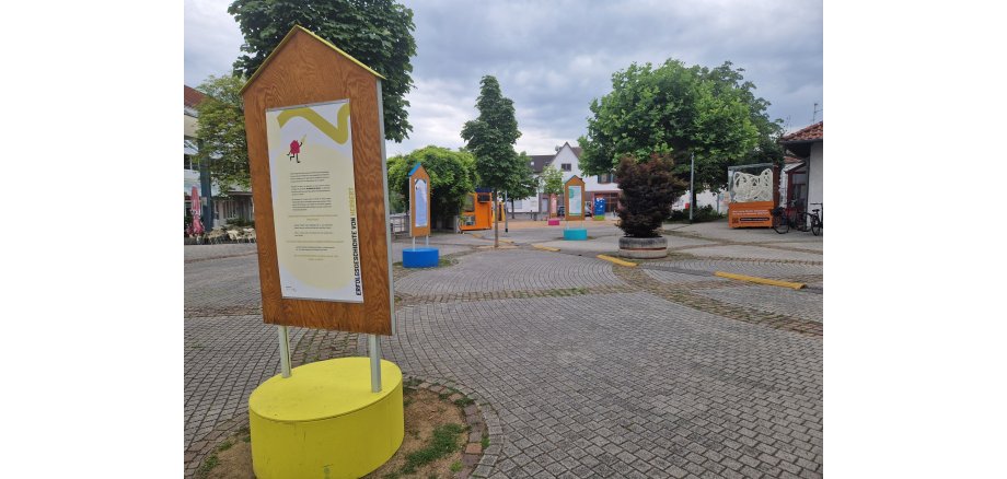 Rathausplatz mit Infotafeln Wohnraumhilfe Vitamin B