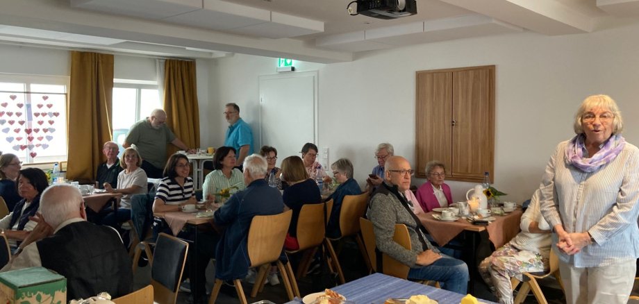 Menschen in einem Saal beim Frühstück