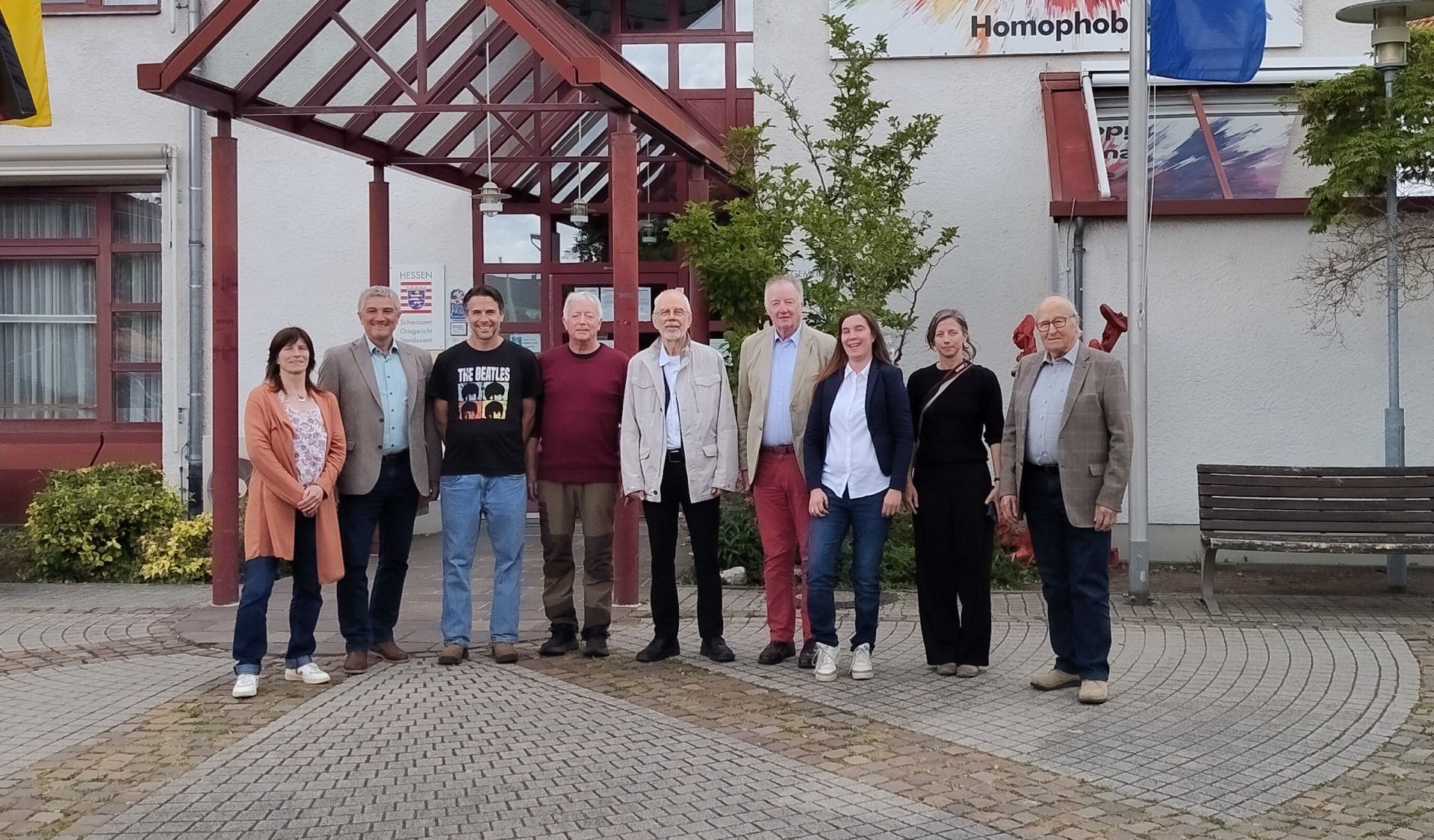 Männer und Frauen vor dem RAthaus