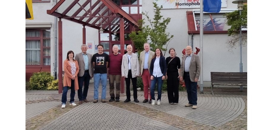 Männer und Frauen vor dem RAthaus