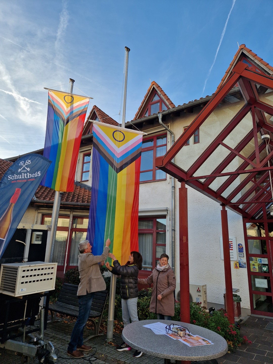 Hissen der Trans Pride Fahne vor dem Rathaus Büttelborn