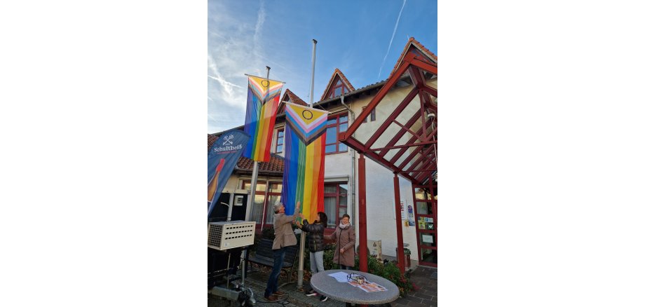 Hissen der Trans Pride Fahne vor dem Rathaus Büttelborn