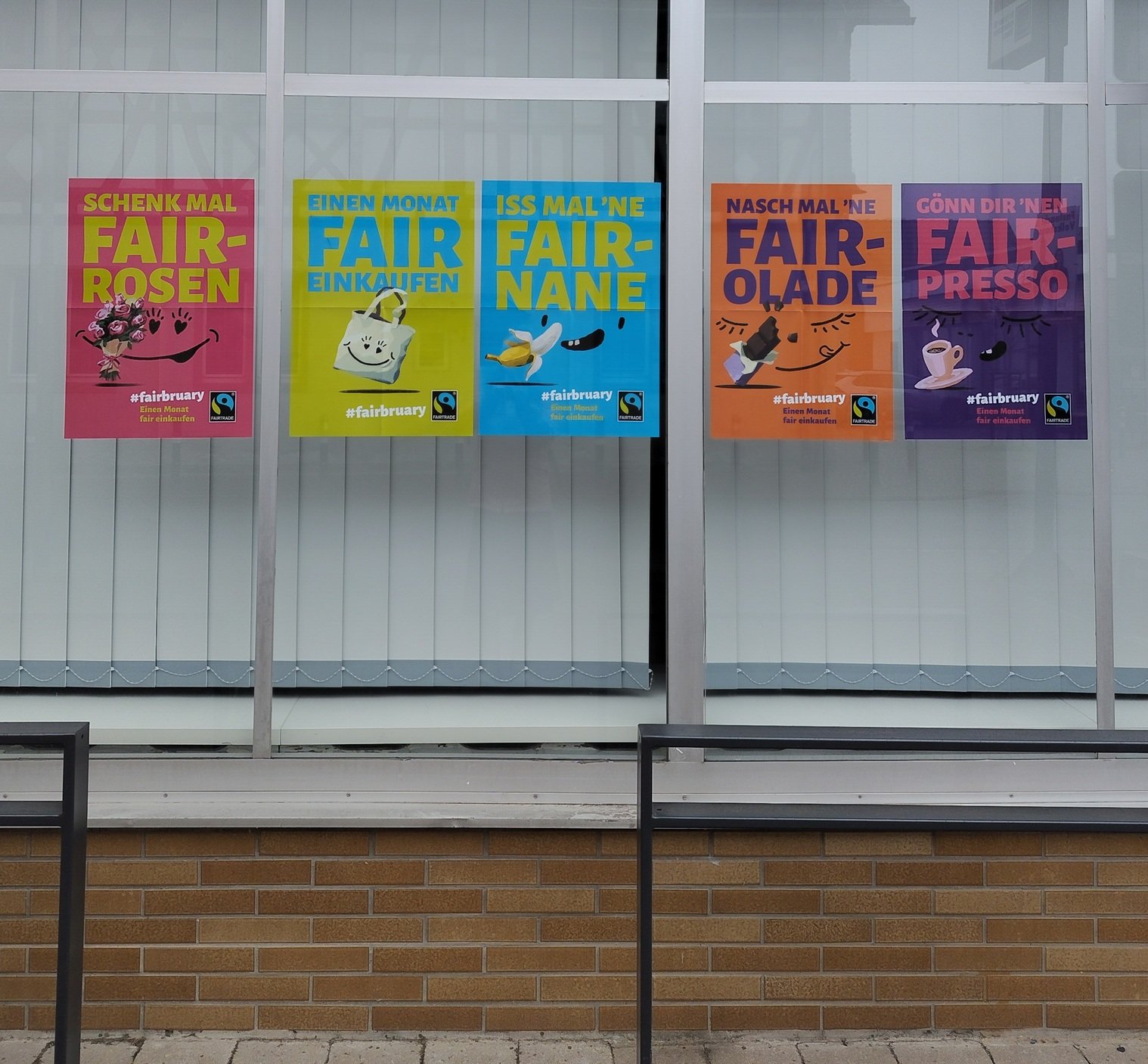 Plakate an einer Fensterscheibe