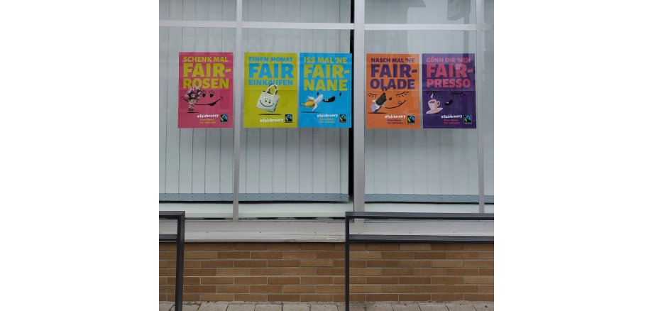 Plakate an einer Fensterscheibe