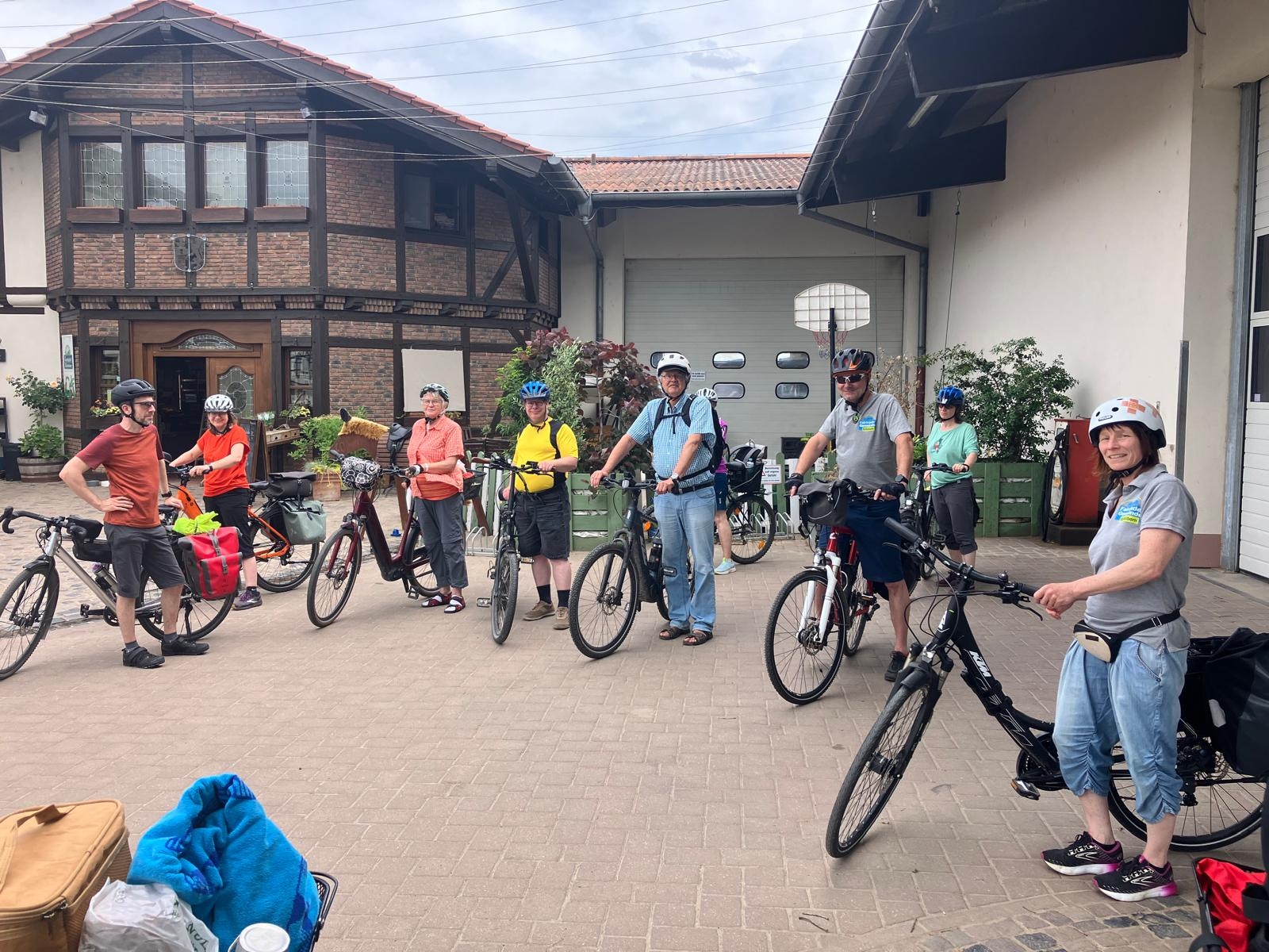 Menschen mit ihrem Fahrrad