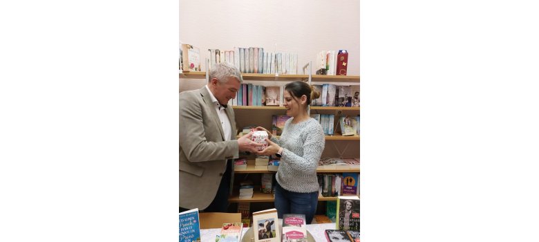 Mann übergibt Frau Geschenk