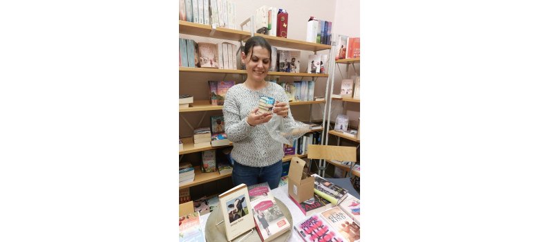 Frau schaut sich Geschenk an