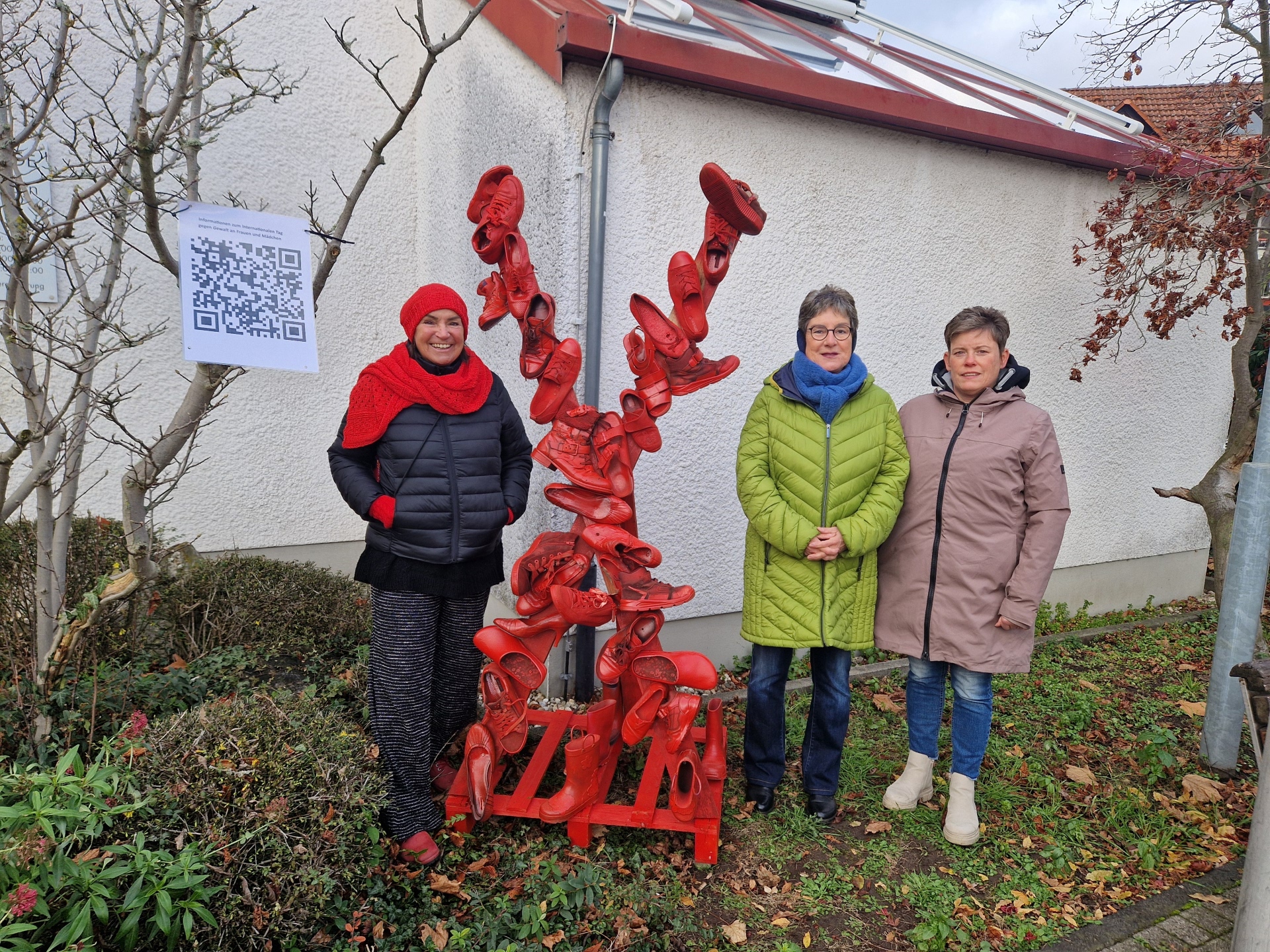 Gruppenbild vor Mahnmal mit roten Schuhen