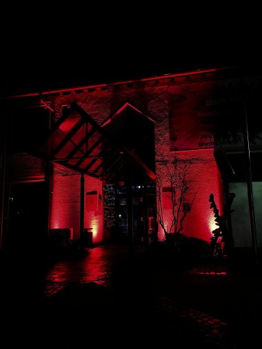 Rathaus orange beleuchtet