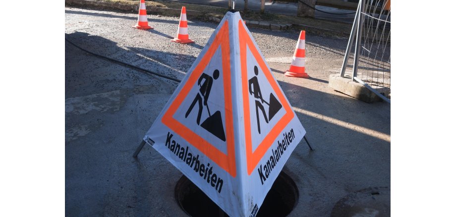 Aufsteller über Kanaldeckel Kanalarbeiten