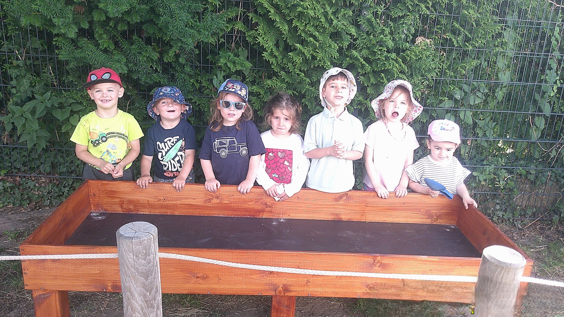 Gruppenfoto vor Hochbeet
