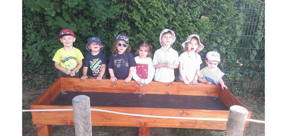 Gruppenfoto vor Hochbeet