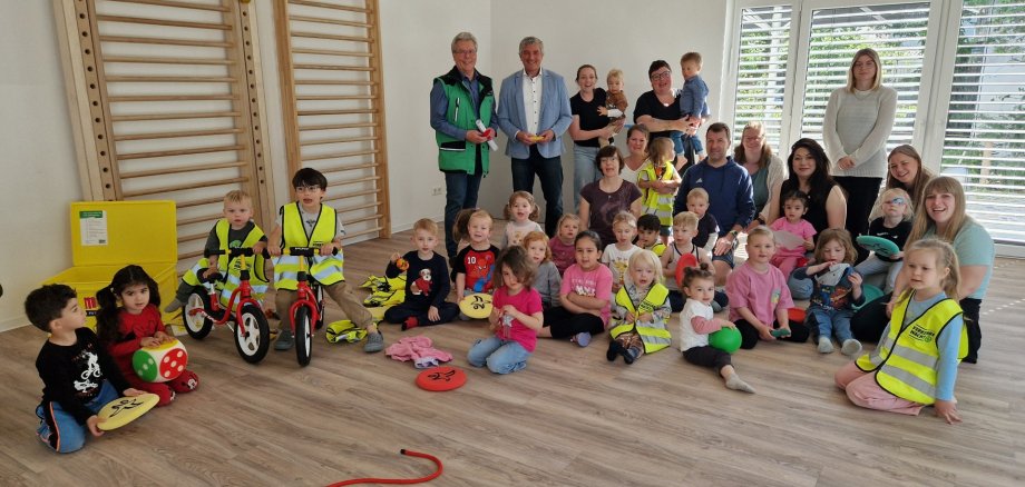 Foto: Gruppenfoto Übergabe Materialien Verkehrserziehung