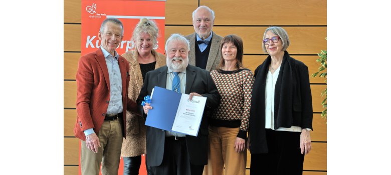 Männer und Frauen stehen zusammen