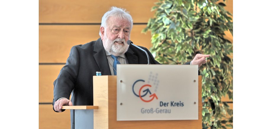 Mann steht hinter rednerpult