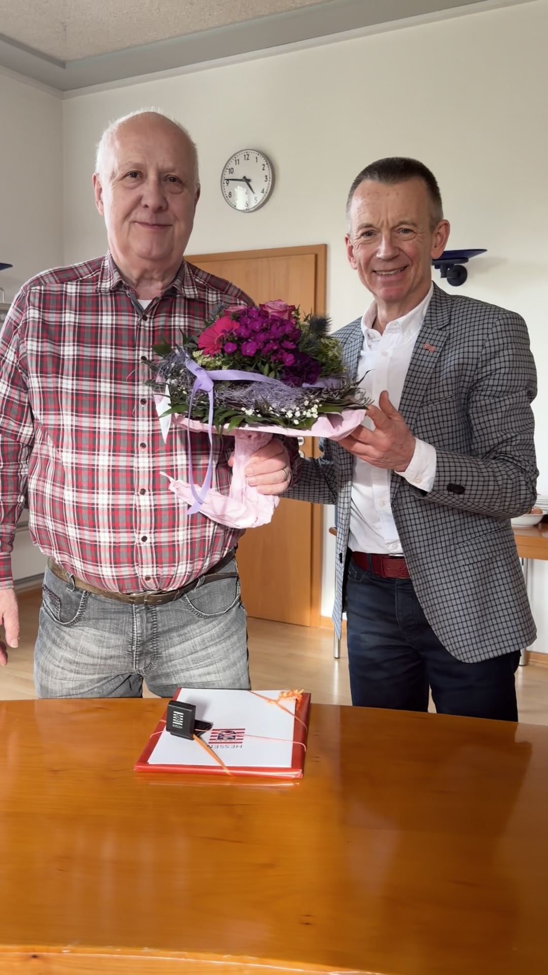 Frieder Engel und Landrat Thomas Will bei der Übergabe des Landesehrenbrief