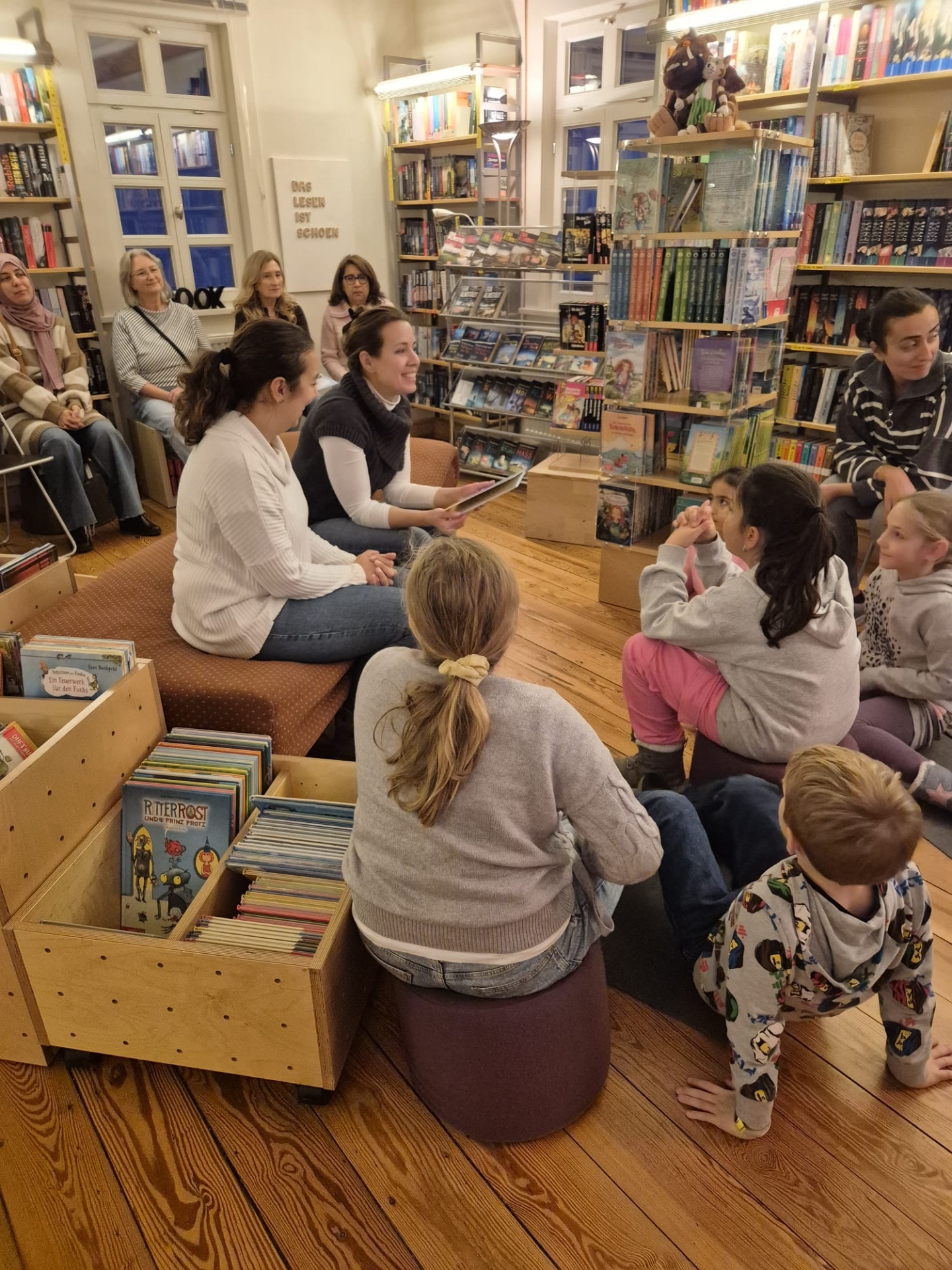 Frauen und Kinder in einer Bücherei
