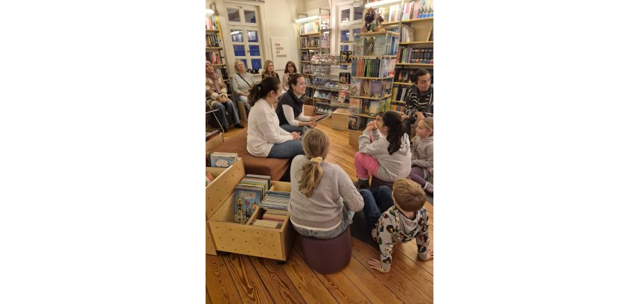 Frauen und Kinder in einer Bücherei