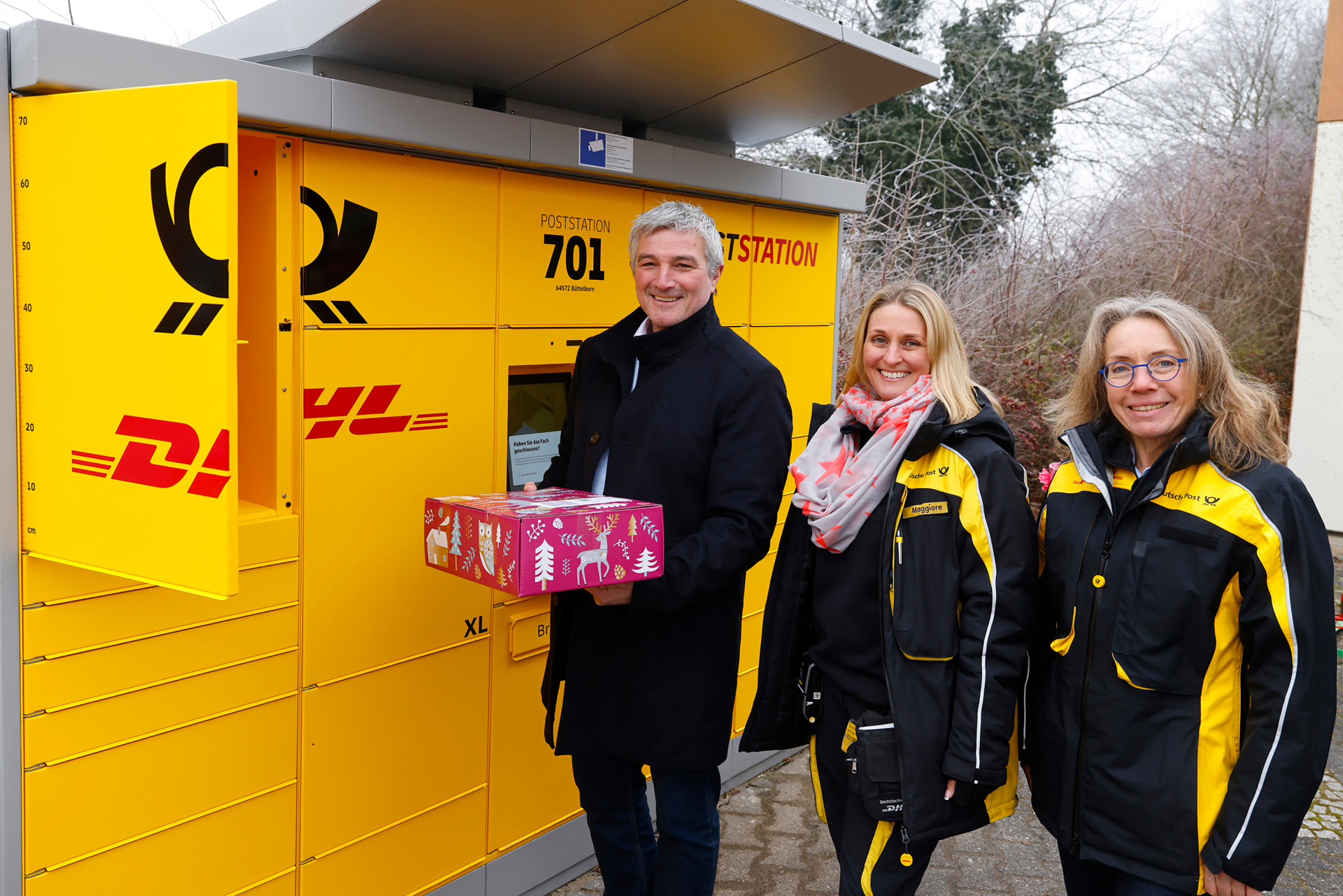 Bürgermeister und Mitarbeiterinnen der Deutschen Post an der neuen Poststation Klein-Gerau
