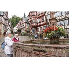 Zwei Frauen an einem Brunnen