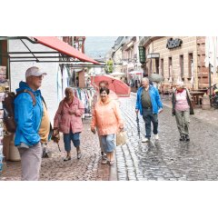6 Personen spazieren durch Miltenberg