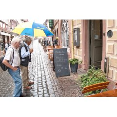 Zwei Männer vor einem Wirtshaus