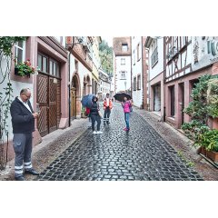 5 Personen stehen in der Altstadt von Miltenberg