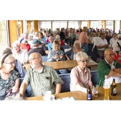 Die Reisegruppe sitzt an Bord eines Schiffes
