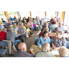 Die Reisegruppe sitzt an Bord eines Schiffes