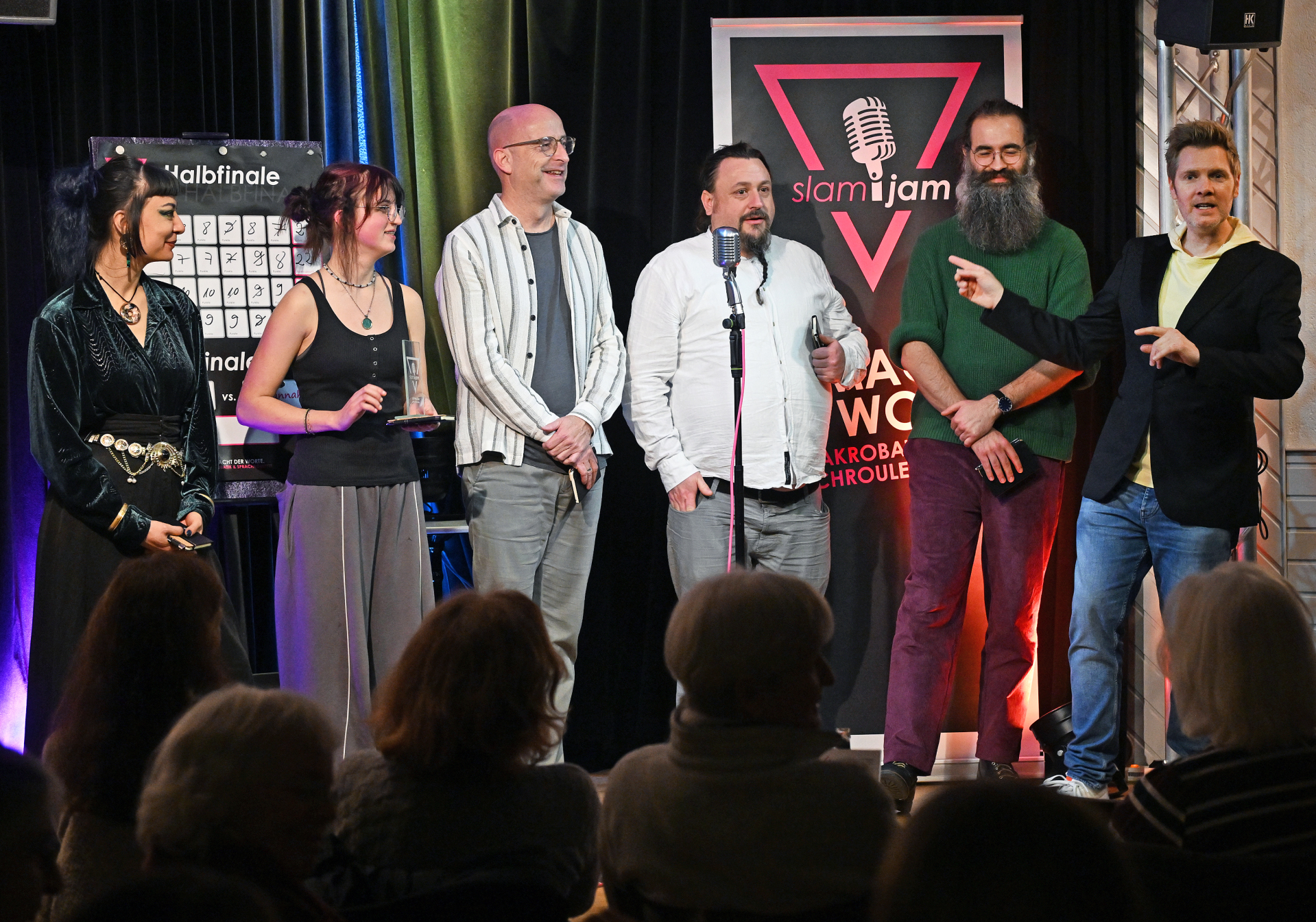 Mehrere Personen stehen auf einer Bühne