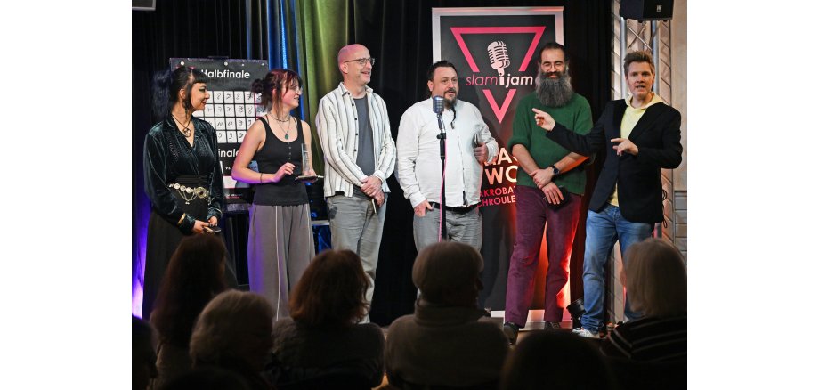 Mehrere Personen stehen auf einer Bühne