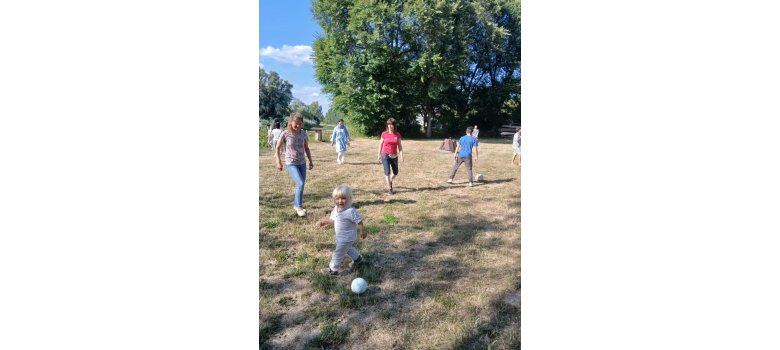 Menschen beim Ballspielen