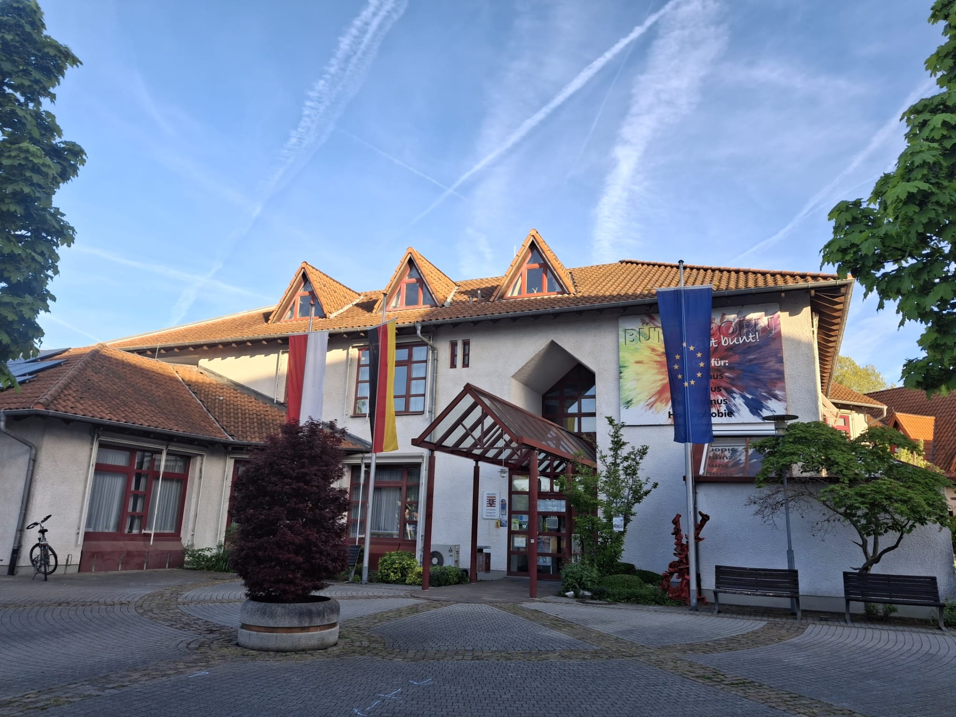 Rathaus Büttelborn Flaggen 80 Jahre Hessen