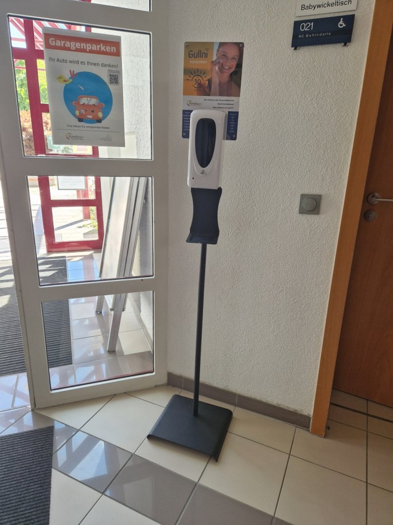 Sonnencremespender im Foyer des Rathauses