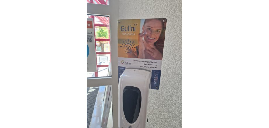 Nahaufnahme Sonnencremespender 