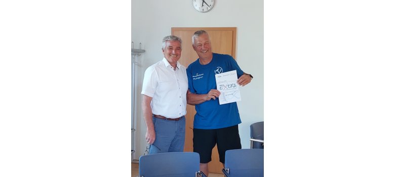 Mann mit Urkunde