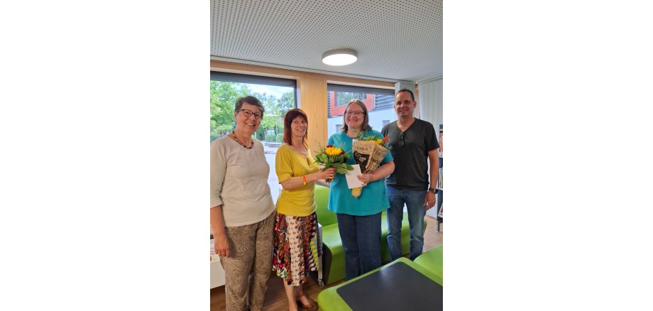 4 Menschen in Bücherei