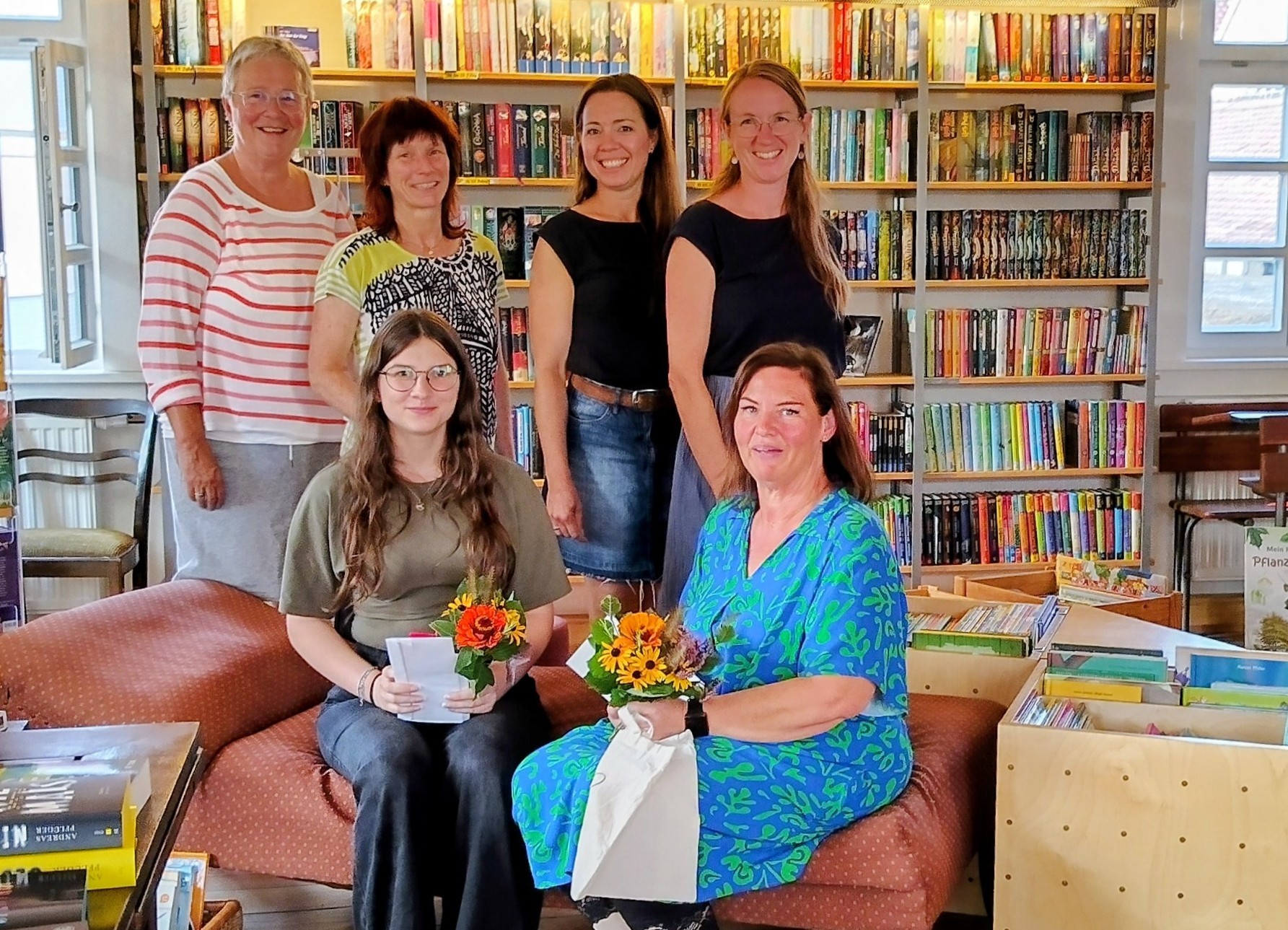 6 Frauen in einer Bücherei