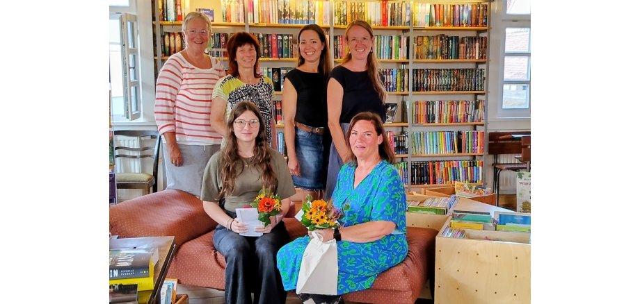 6 Frauen in einer Bücherei