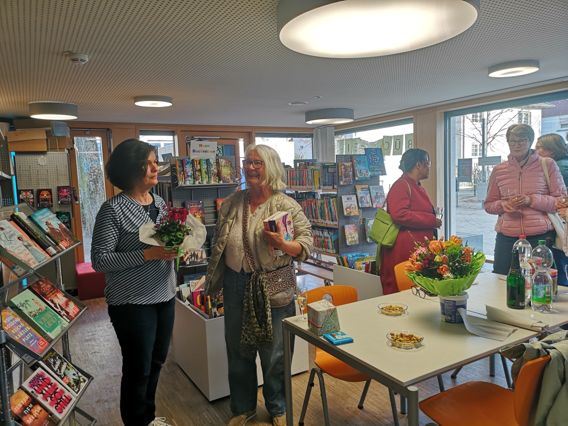 Frauen in einer Bücherei