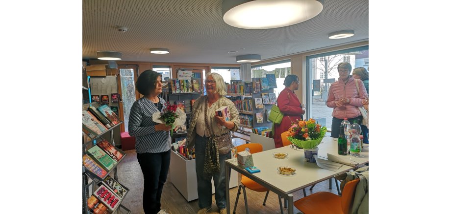Frauen in einer Bücherei