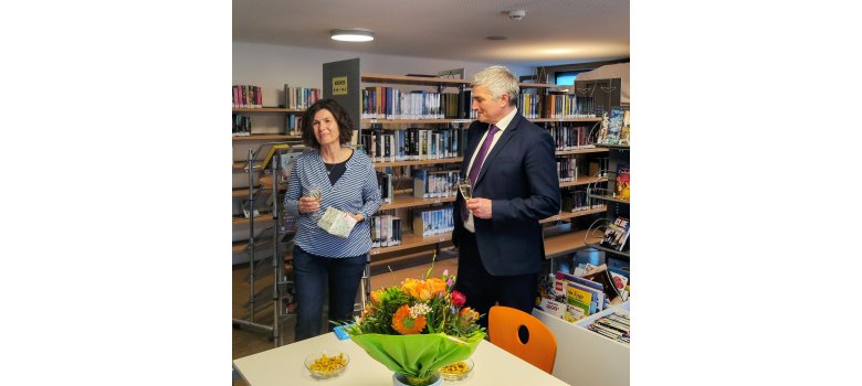 Mann und Frau in einer Bücherei
