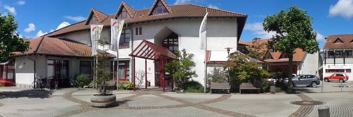 Foto: Rathaus von vorne mit Eingang und Fahnen