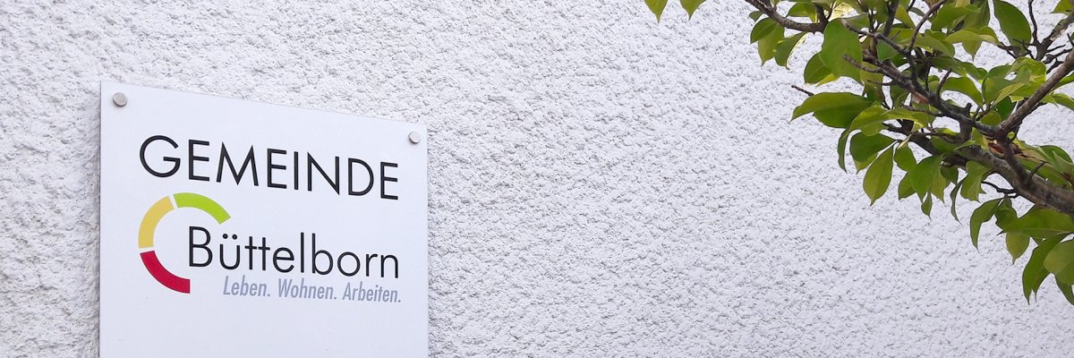 Foto: Schild Öffnungszeiten des Rathauses als Nahaufnahme