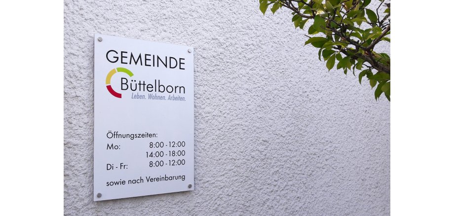 Foto: Schild Öffnungszeiten Rathaus