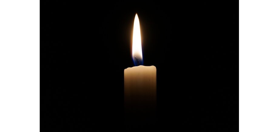 Kerze vor schwarzem Hintergrund