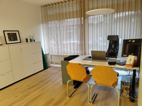 Foto: Büro des Familienzentrums. Ein Schreibtisch, dahinter ein Bürostuhl, davor zwei normale Stühle. 